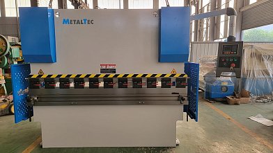 Фото 66 - MetalTec HBM 125/2500 (Е22, инвертор заднего упора) гидравлический листогибочный пресс.