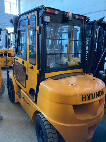 Фото 68 - Вилочный погрузчик Hyundai 30LE-7.